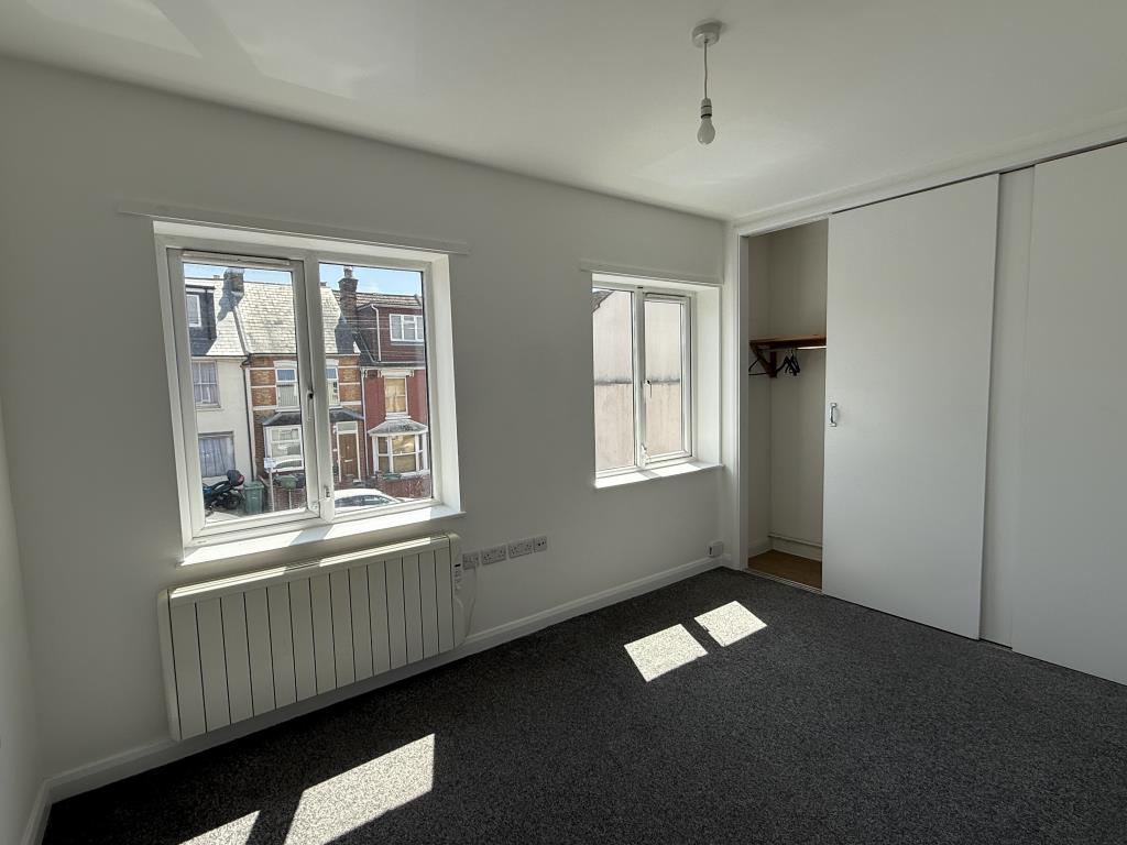 Lot: 60 - SUBSTANTIAL FREEHOLD RESIDENTIAL INVESTMENT COMPRISING NINE FLATS - Bedroom of Flat 8 in Nine Flats for Investment